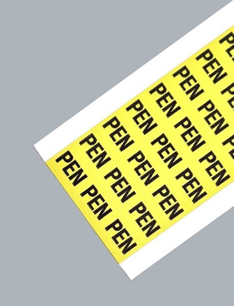 Symbol PEN,9x13 mm. Svart på gul självhäftande MT80 väv. 54 st/karta. 10 kart/förp.