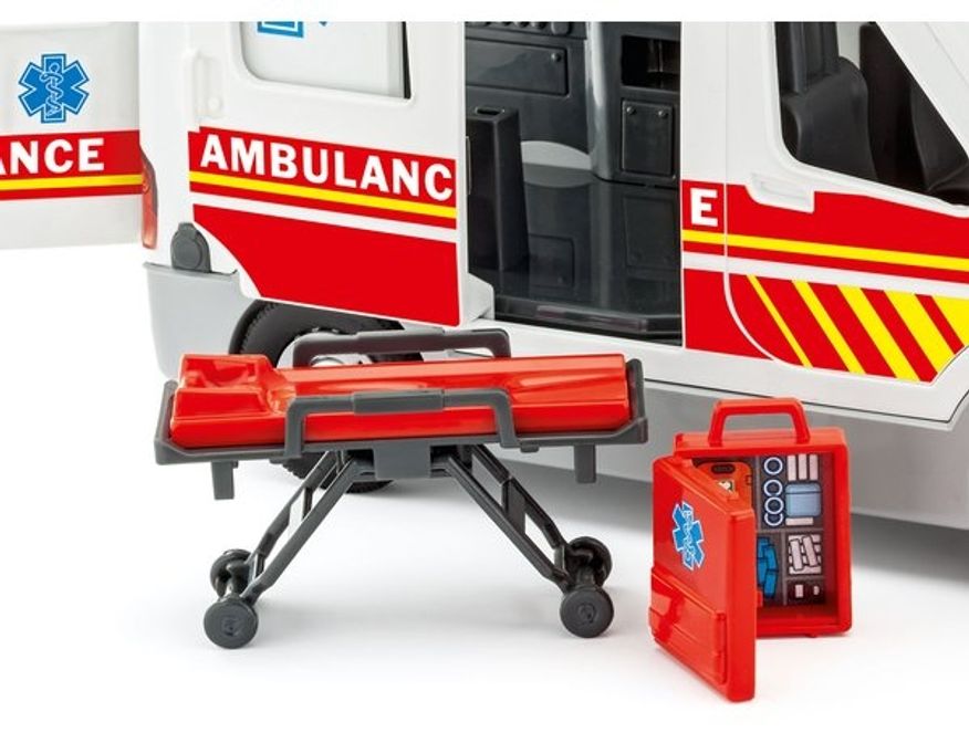 Revell 1/20 Ambulance with Figure Junior Kit byggsats