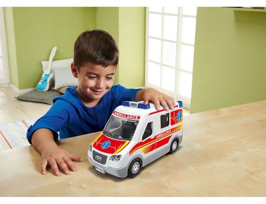 Revell 1/20 Ambulance with Figure Junior Kit byggsats