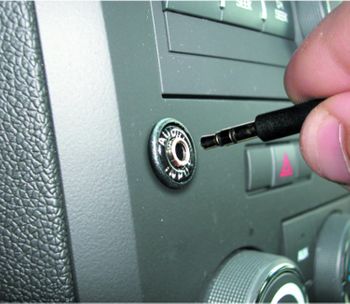 iSimple IS335, AUX / RCA för en snygg infällning