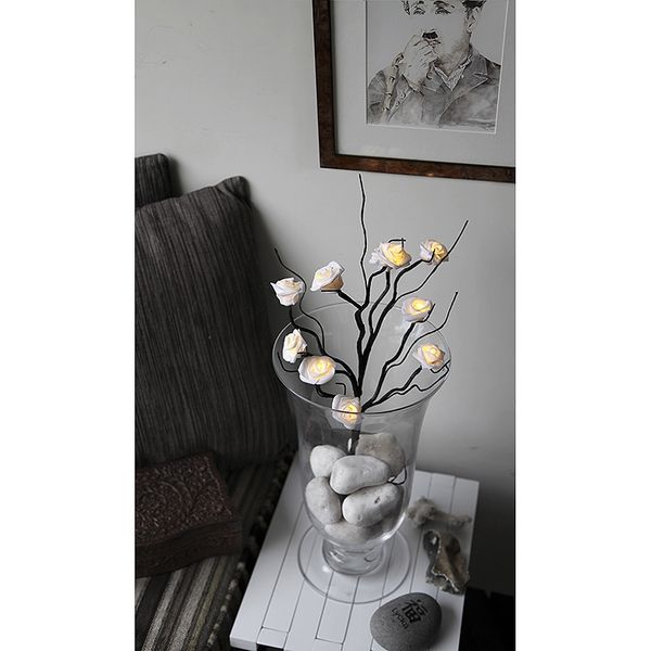 Vit roskvist med vita blommor och brun stam