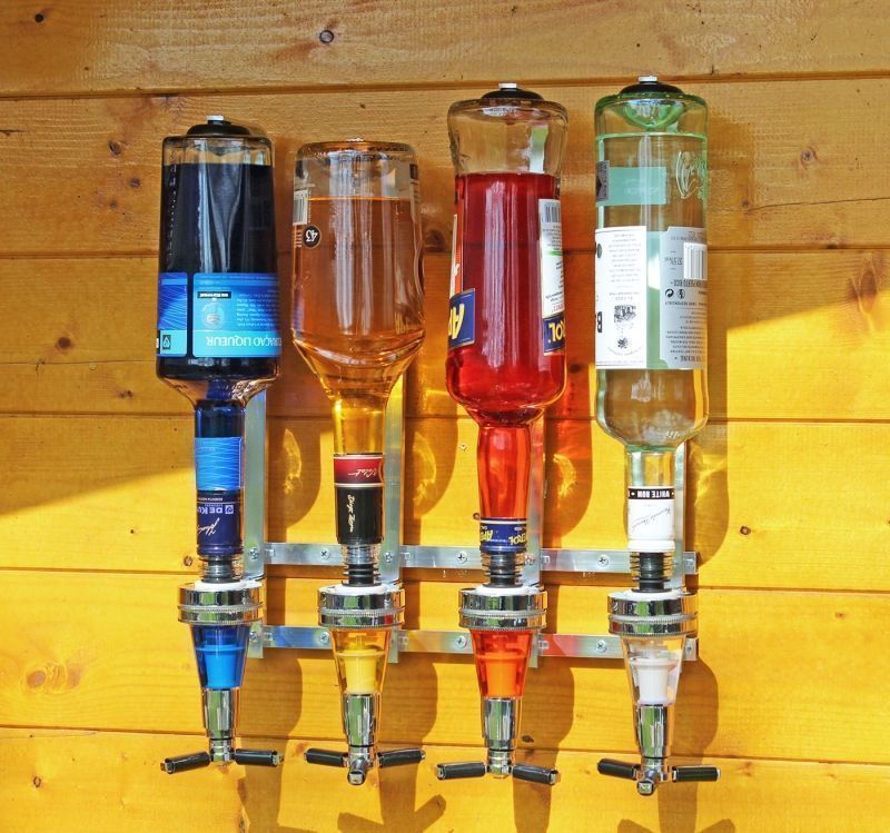 Väggmonterad Flaskhållare med Dosör