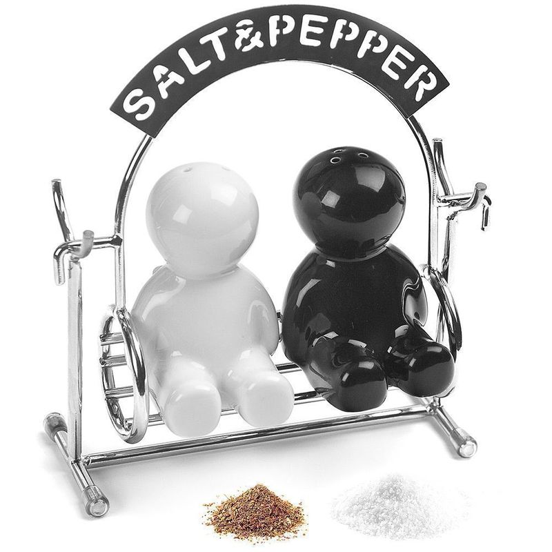 Salt och Pepparkar p&aring; en hammock