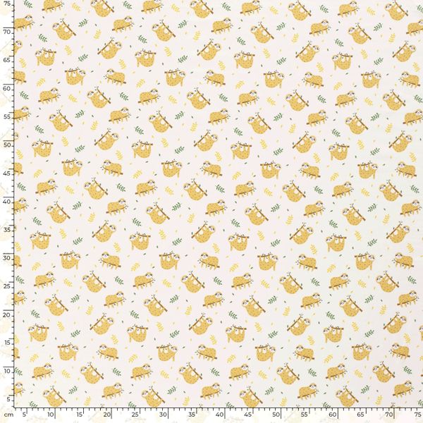 Tyg med söta gula sengångare på en gren. Vit bakgrund med små gula och gröna kvistar. Bilden visar även måtten på mönstret