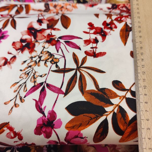 Ett h&auml;rligt snyggt satinv&auml;vt tyg i bomull med bra stretch som passar utm&auml;rkt till dr&auml;kt, kavaj, kjol, byxa m.m.