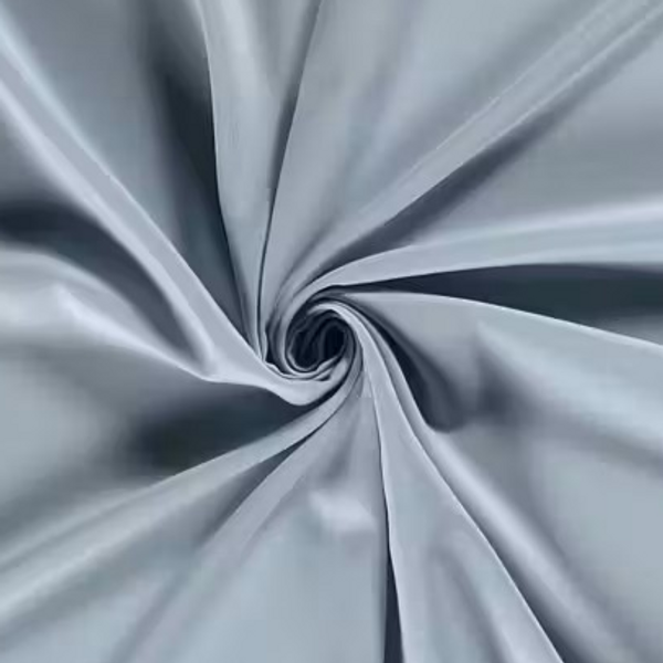 Burlington tyg i ljusbl&aring; nyans &ndash; t&aring;ligt och stilrent enf&auml;rgat tyg med sl&auml;t struktur, passar utm&auml;rkt till byxor, kjolar, uniformsdetaljer och dekoration.