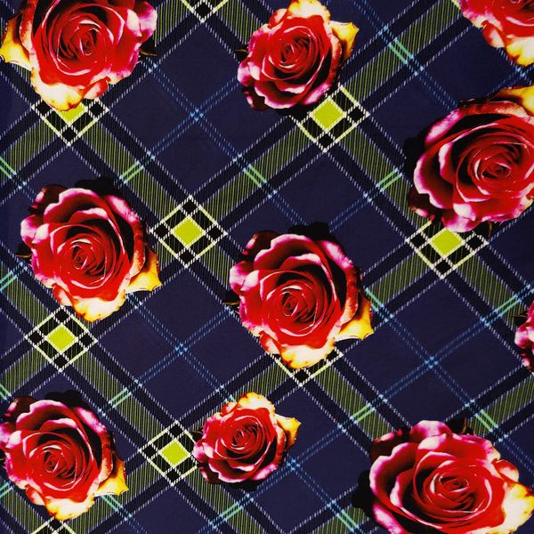 M&ouml;nstrat tyg med r&ouml;da rosor p&aring; marinbl&aring; tartanruta &ndash; f&auml;rgstarkt blommigt modetyg i skotskrutig stil. Perfekt f&ouml;r kl&auml;der och accessoarer.