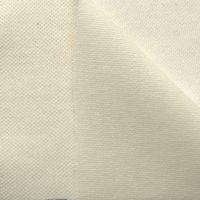 N&auml;rbild p&aring; vit mini pik&eacute;stickad polyester, 140 cm bred, perfekt f&ouml;r sportkl&auml;der.