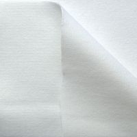 N&auml;rbild p&aring; vit glittrig och skimrande sportmudd i polyester, 120 cm bred.