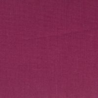 N&auml;rbild p&aring; m&ouml;rk cerise poplintyg i bomull och polyester, 150 cm bred.