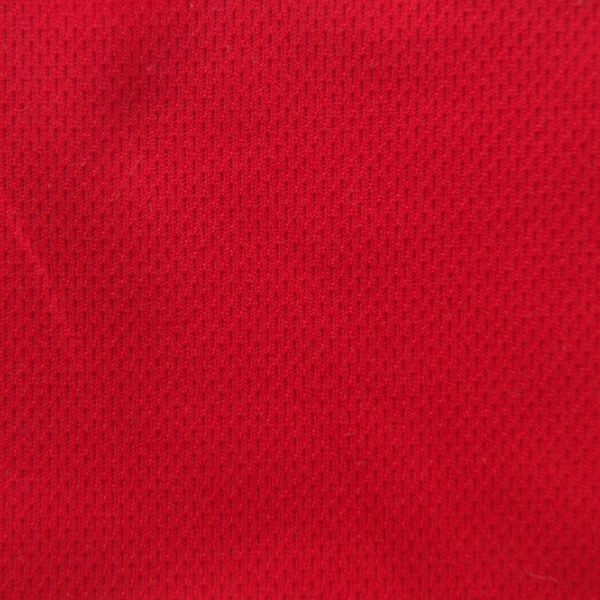N&auml;rbild p&aring; r&ouml;tt strukturstickat sporttyg i 100% polyester (liknar n&auml;t utan h&aring;l), 160 cm bred.