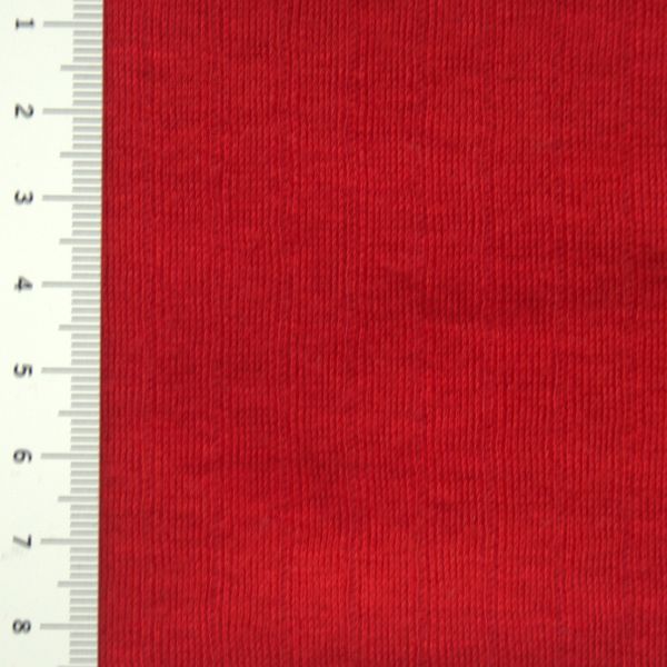 N&auml;rbild p&aring; r&ouml;d randstickad trik&aring; (6 mm randbredd), 150 cm bred.