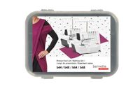 Pressarfotset i en grå låda, och en ettikett som visar bernette maskinerna, vilka maskiner de passar till på en vit och pricking bakgrund. På ettiketten syns även en människa med lång cerise klänning, människan syns bara lite i bilden.