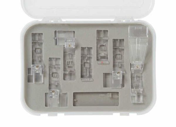 En gr&aring; l&aring;da med gr&aring; skumgummi som h&aring;ller perssarf&ouml;tterna p&aring; plats. Bilden vissar 7 olika pressarf&ouml;tter.