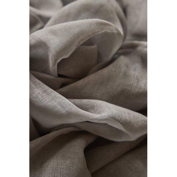 Ett enf&auml;rgat gardintyg med mycket fin struktur