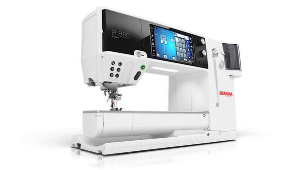 Symaskinen Bernina B880 Plus snett från sidan