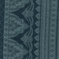 Petrol eller Buteljfärgat, tyg med intrikat paisleymönster och dekorativa ränder – harmoniskt och tidlöst val för plagg, sjalar eller personliga inredningsdetaljer.