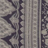 Mörkgrått och beiget tyg med paisleymönster och dekorativa ränder i beige – orientaliskt inspirerat och stilrent val för kläder, kimonos eller inredningsdetaljer.