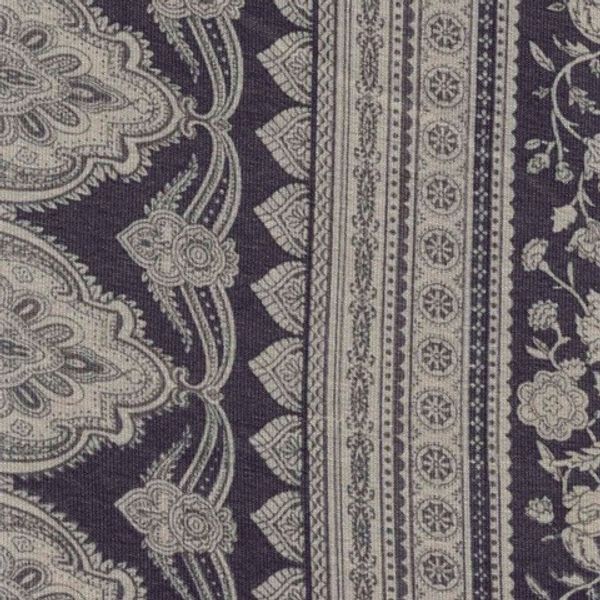 M&ouml;rkgr&aring;tt och beiget tyg med paisleym&ouml;nster och dekorativa r&auml;nder i beige &ndash; orientaliskt inspirerat och stilrent val f&ouml;r kl&auml;der, kimonos eller inredningsdetaljer.