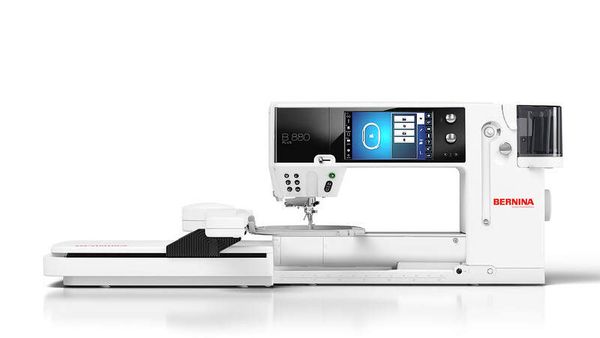 Symaskinen Bernina B880 Plus framifrån med broderimodul