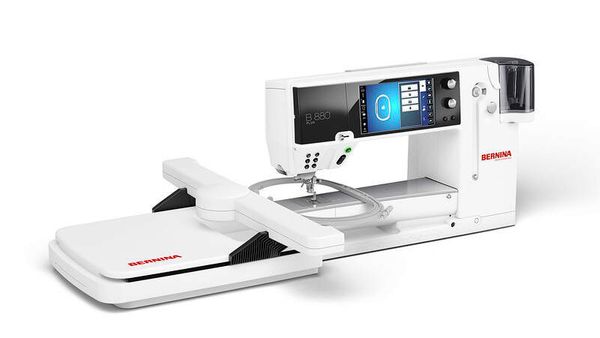 Symaskinen Bernina B880 Plus snett från sidan med broderimodul