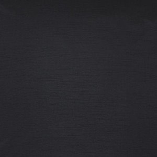 N&auml;rbild p&aring; svart tafttyg med l&auml;tt glans och subtil struktur, fr&aring;n artikeln Saga Svart Taft.