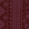Bordeauxfärgat tyg med orientaliskt inspirerat paisleymönster och blomrankor i ton-i-ton – perfekt för eleganta klädsömnadsprojekt och accessoarer.