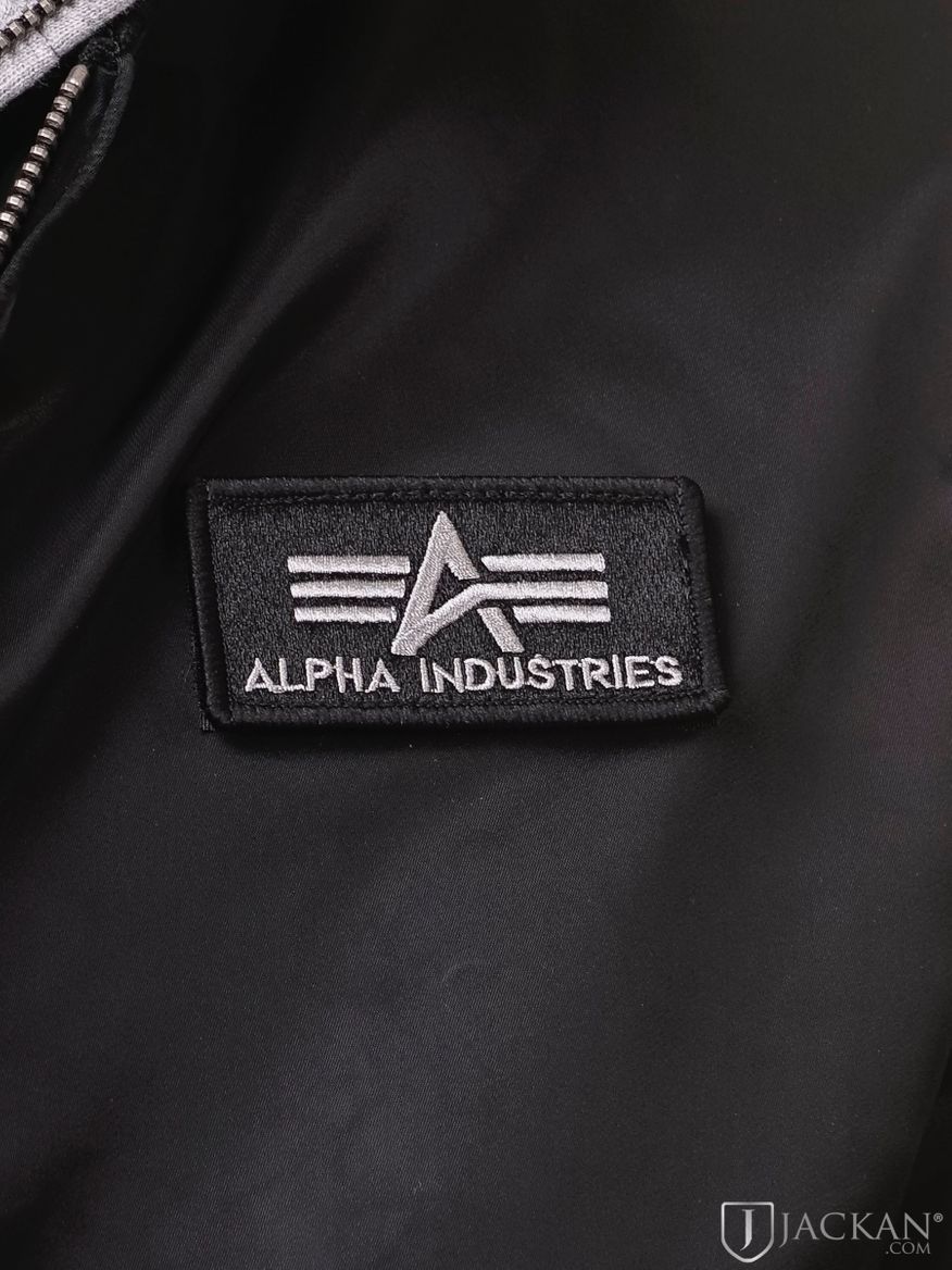 MA-1 Tec SE i svart från Alpha Industries | Jackan.com