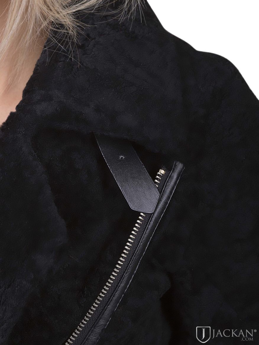 Roxie Lamb Fur i svart från Hollies | Jackan.com