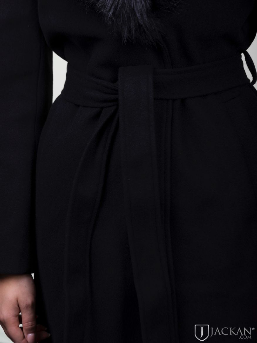 Ruby kappa i svart med svart fuskpäls från Hollies | Jackan.com
