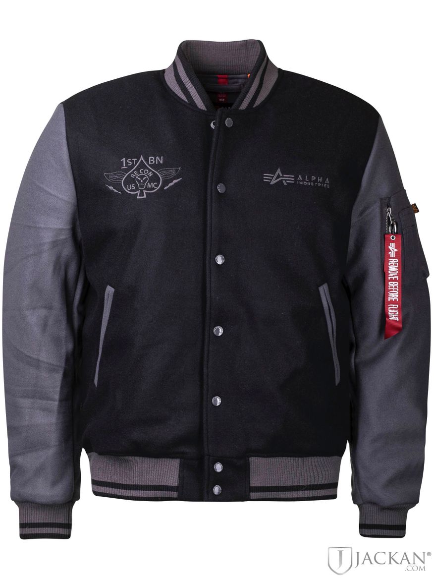 Varsity Force Jacket i svart från Alpha Industries | Jackan.com