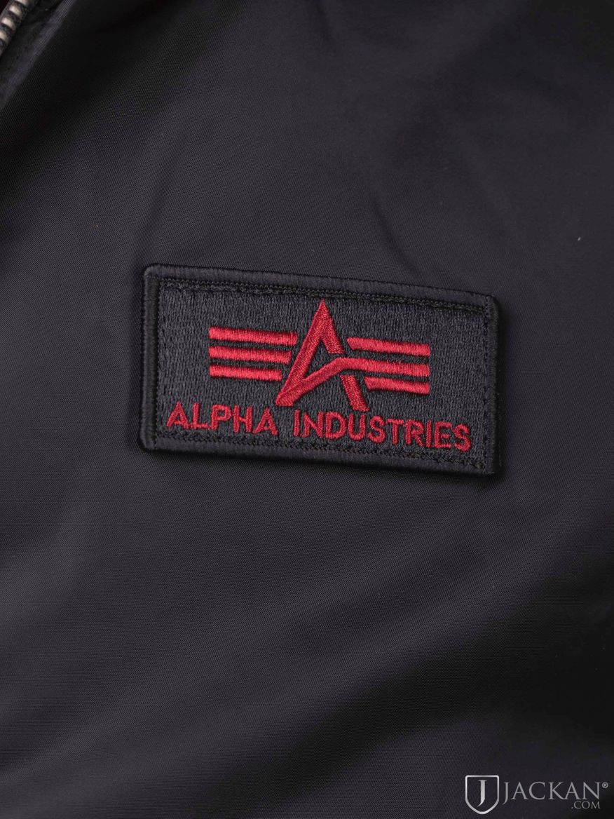 MA-1 D Tec SE i svart röd från Alpha Industries | Jackan.com