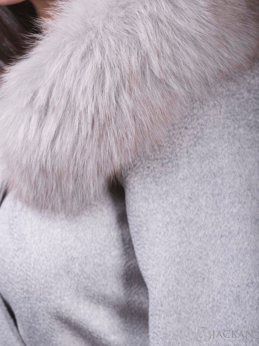 Lucinda Wool Fox i grå från Hollies | Jackan.com