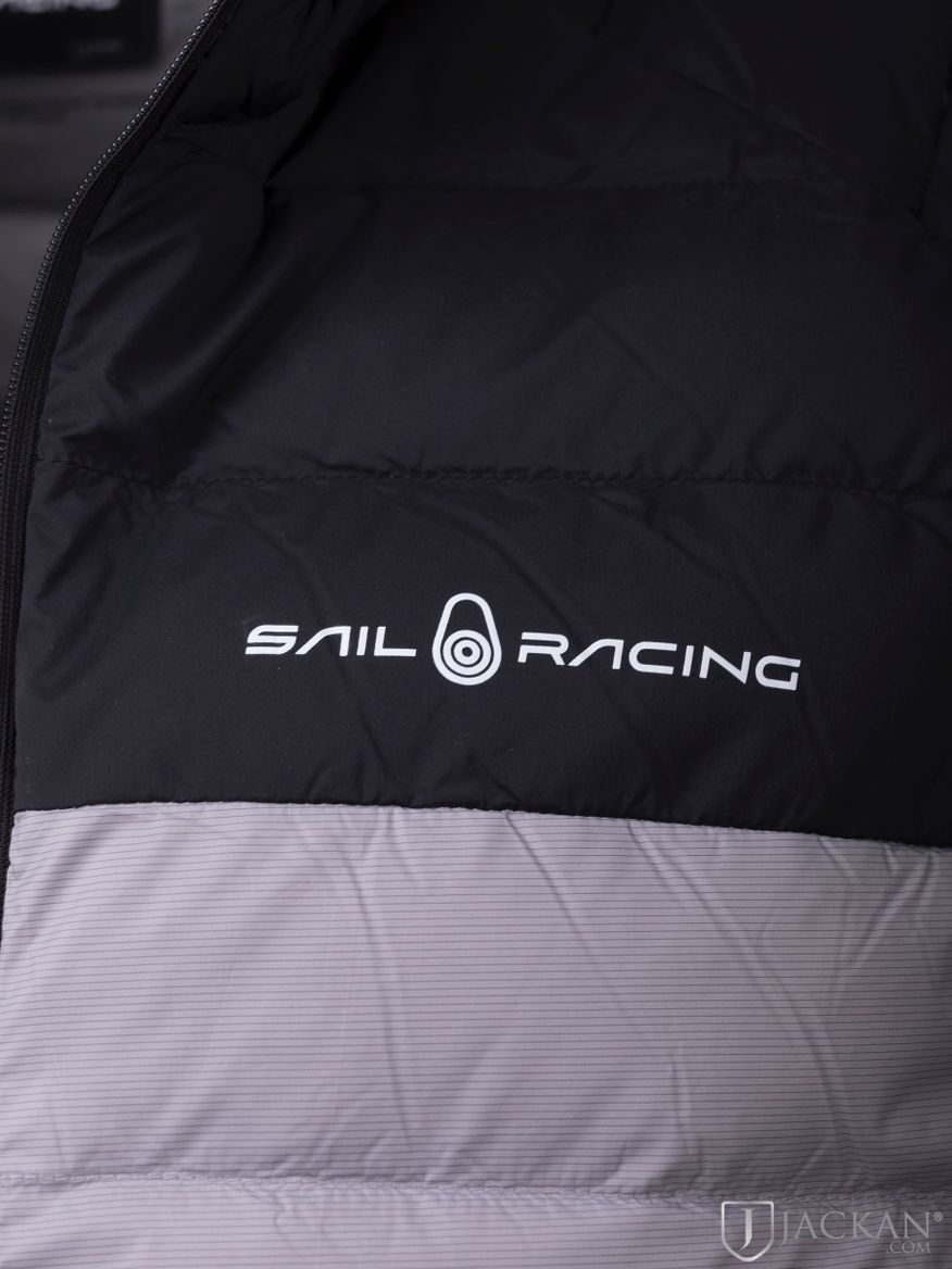 Spray Down Vest i grå från Sail Racing | Jackan.com