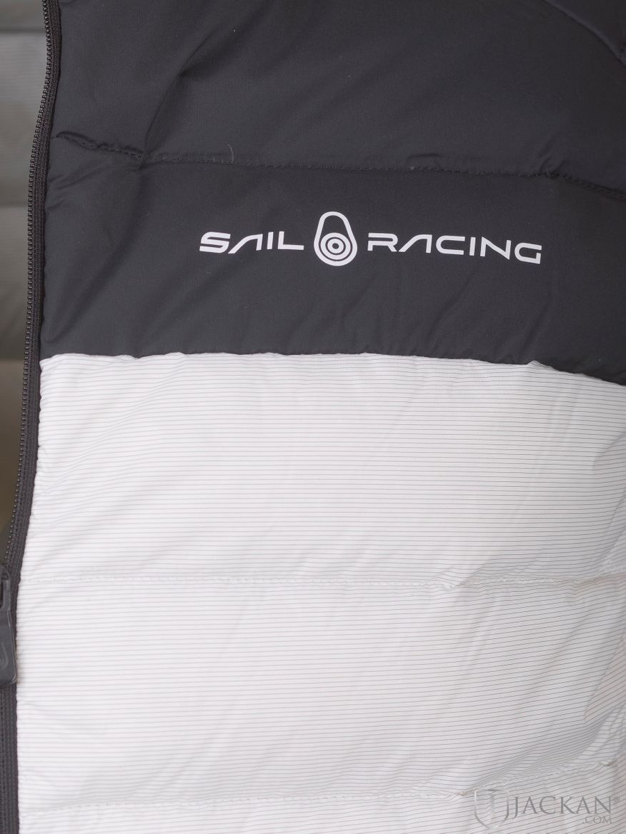 Spray Down Vest i vitt från Sail racing | Jackan.com