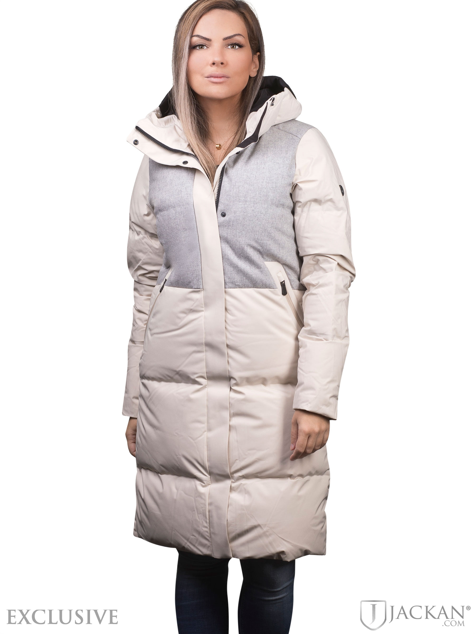 W Race Down Parka i beige fran Sail Racing Jackan