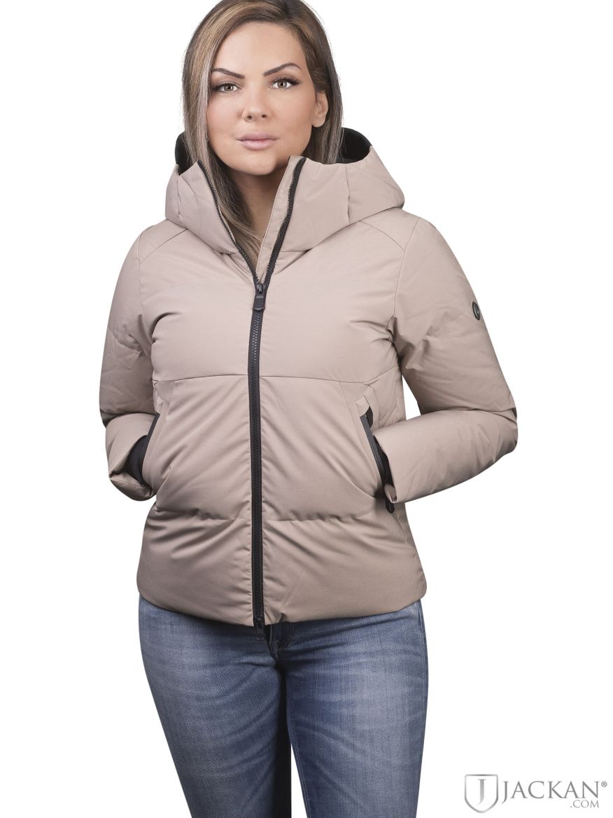 W Race Down Jacket in sand von Sail Racing | Jackan.com