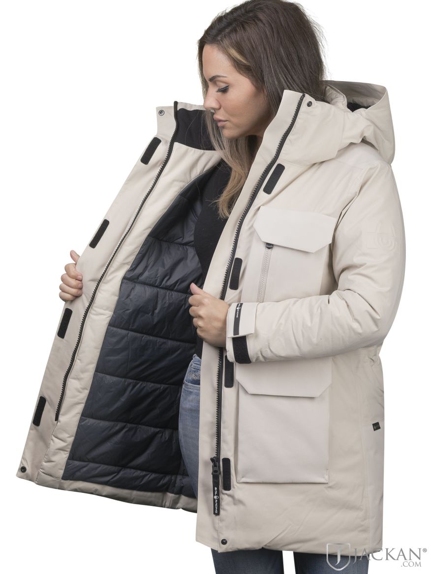 W Glacier Parka i beige från Sail Racing | Jackan.com