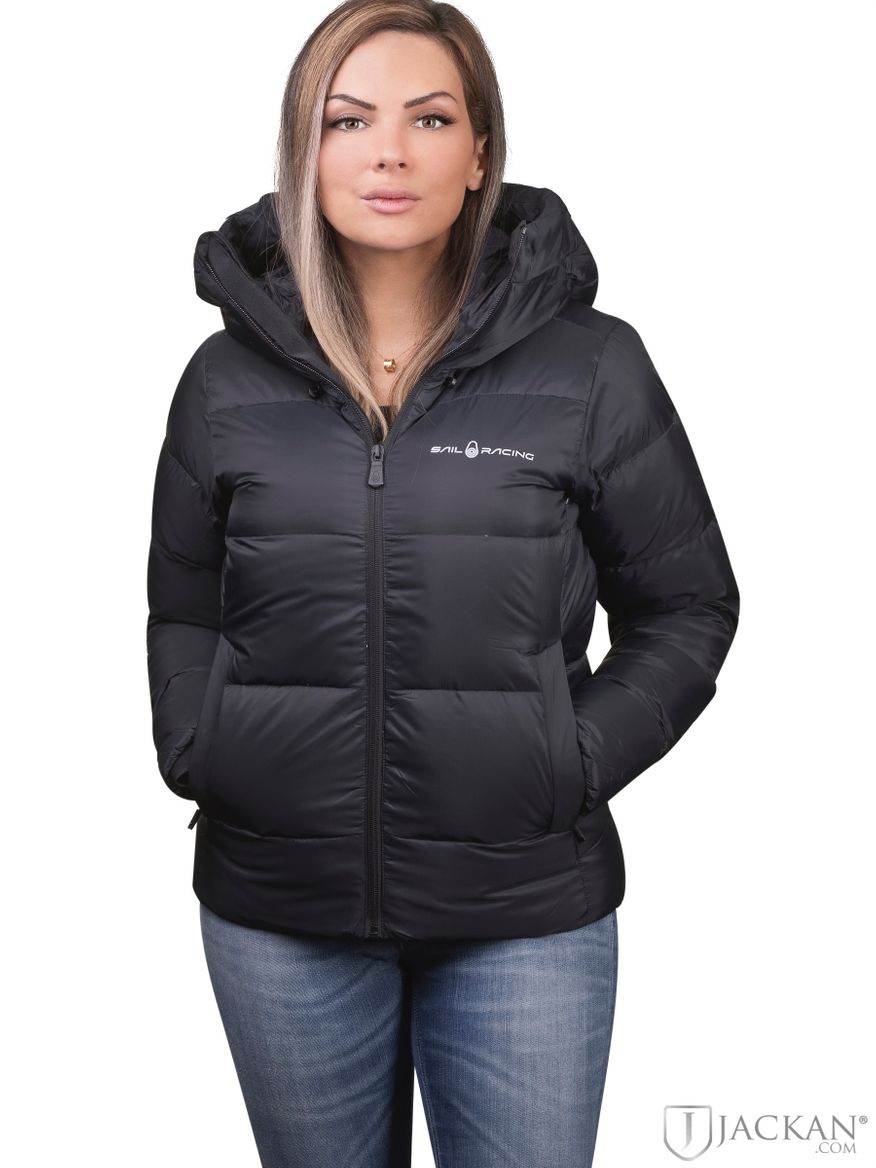 W Cloud Down Hood i svart från Sail Racing | Jackan.com