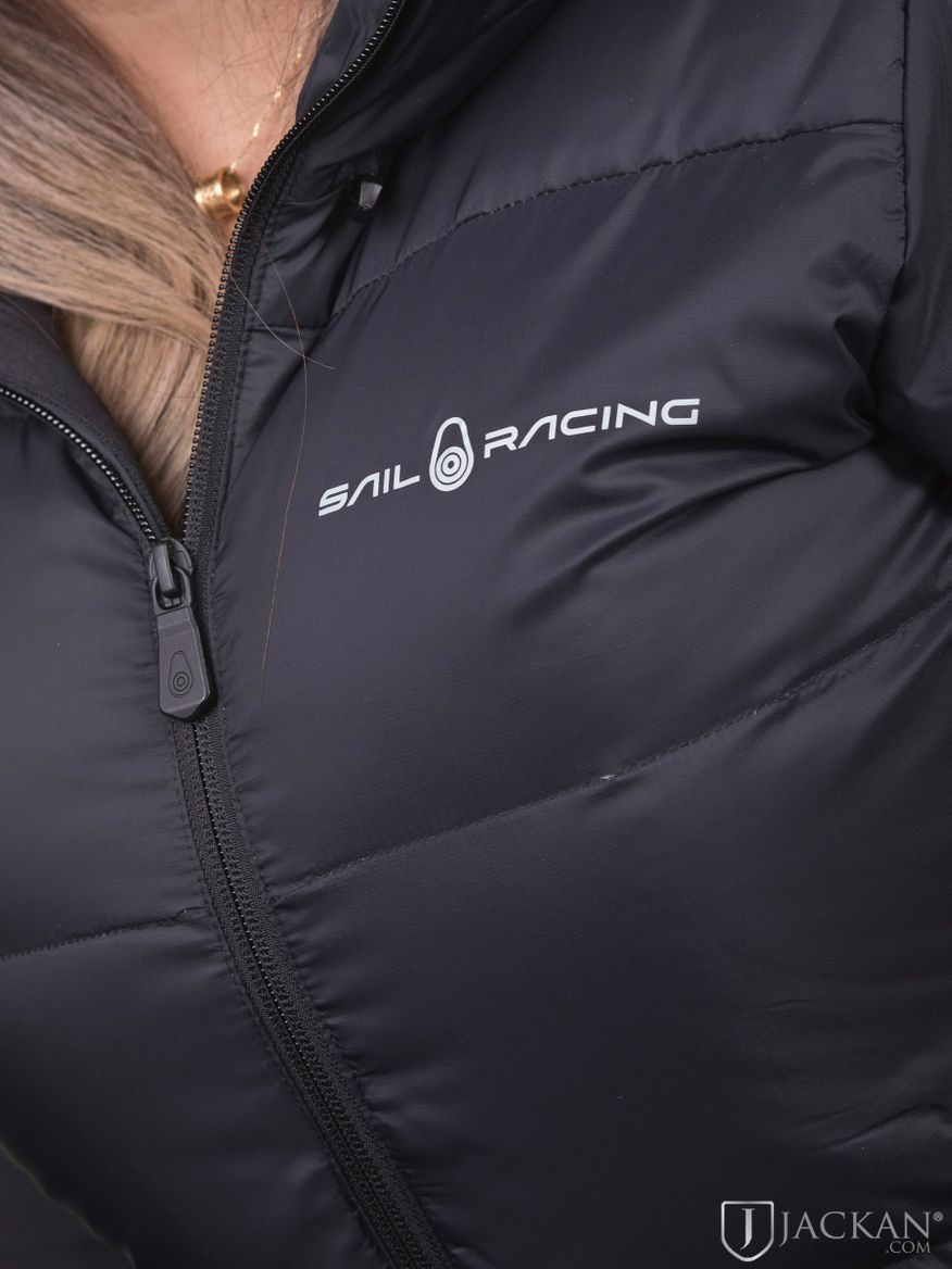 W Cloud Down Hood i svart från Sail Racing | Jackan.com