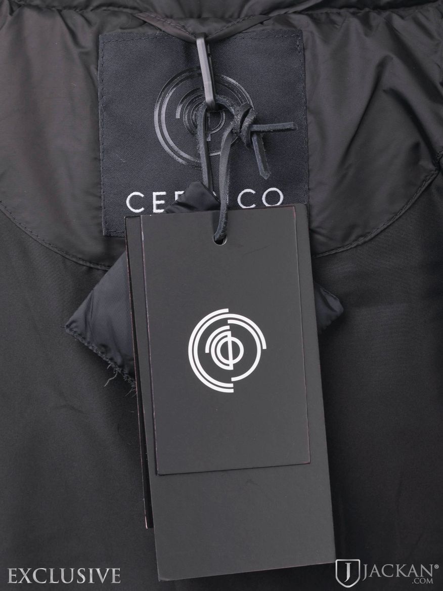 Stella Vest Puffer i svart natur från Cedrico | Jackan.com