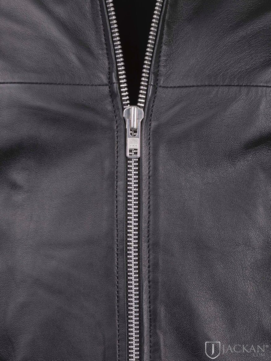 Adam Zipped Leather Jacket i svart från Jofama | Jackan.com
