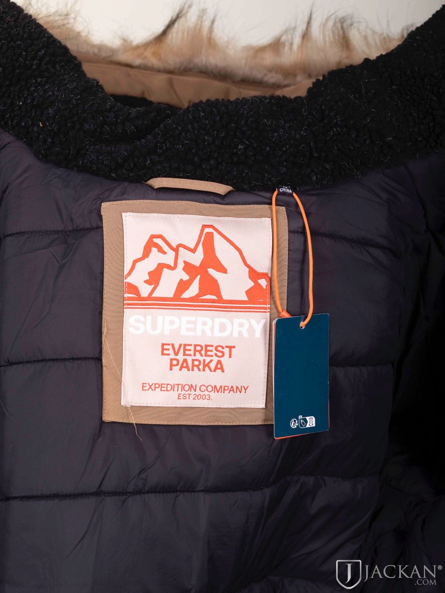 Everest Faux Fur Hooded Parka i Beige från Superdry | Jackan.com