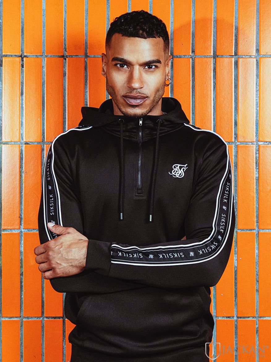 Zip Overhead Panel Tape Hoodie i svart från SikSilk | Jackan.com