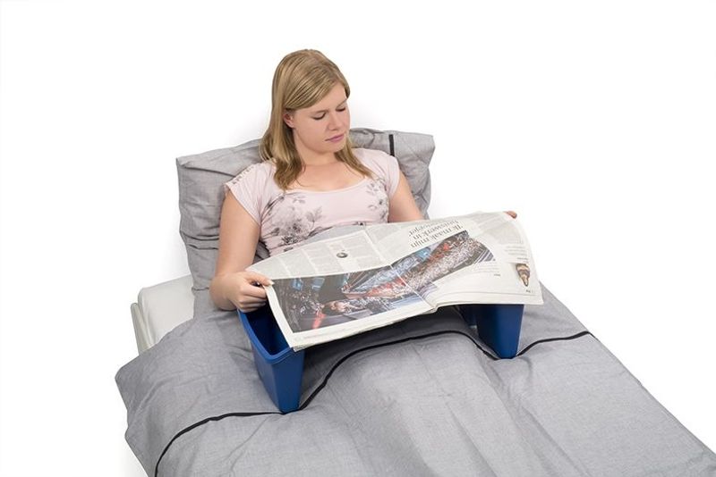 kvinna säng tidning