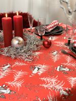 Rund jultextilvaxduk med tomtar och granar som valfr metervara