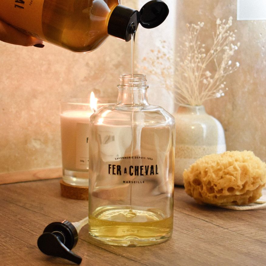 Fer &agrave; Cheval glasflaska med pump | Sufraco House of Fine Brands